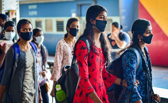 क्या खत्म हो गयी कोरोना की दूसरी लहर? जानें क्या कहना है देश के बड़े वैज्ञानिकों का… क्या खत्म हो गयी कोरोना की दूसरी लहर? जानें क्या कहना है देश के बड़े वैज्ञानिकों का…