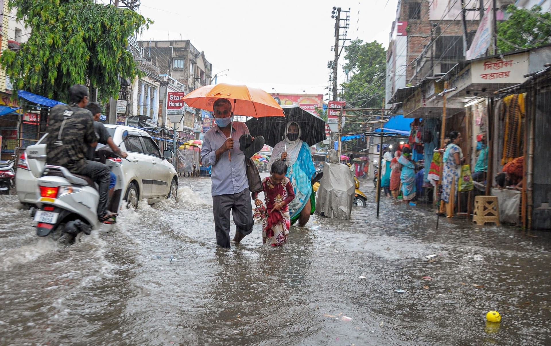 Weather Forecast : निम्न दबाव का क्षेत्र बंगाल और झारखंड शिफ्ट, जानें देश के किन राज्यों में होगी बारिश