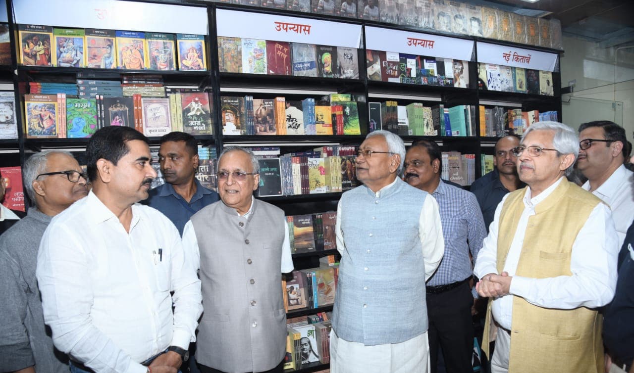 कोरोना के बाद बढ़ी नन फिक्शन किताबों की मांग, बोले अशोक महेश्वरी- मुफ्त में पढ़ाने की हो रही व्यवस्था कोरोना के बाद बढ़ी नन फिक्शन किताबों की मांग, बोले अशोक महेश्वरी- मुफ्त में पढ़ाने की हो रही व्यवस्था