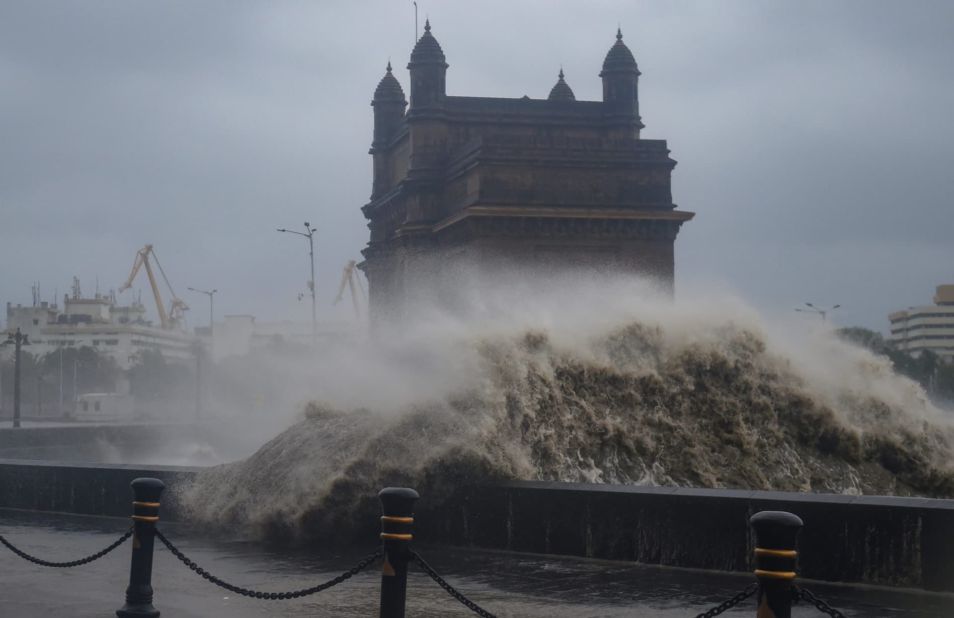 Tauktae Cyclone : 290 किलोमीटर प्रति घंटे की रफ्तार से चल रही हैं हवाएं, पीएम मोदी ने ने की गुजरात, महाराष्ट्र और गोवा के मुख्यमंत्रियों से बातचीत, मदद का दिया आश्वासन