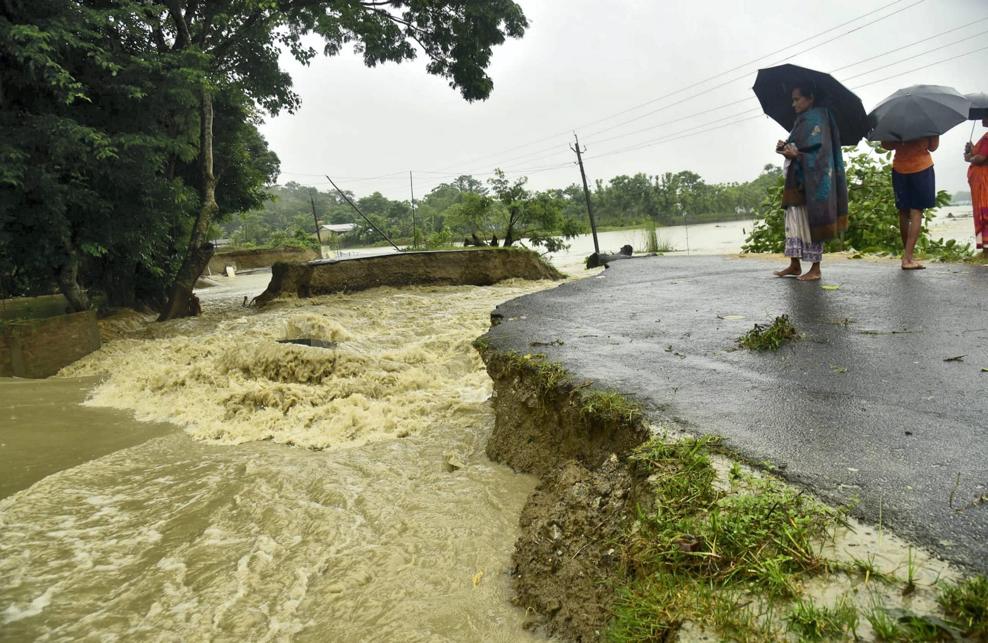 Assam Flood : बाढ़ से दस और लोगों की मौत, मुकेश अंबानी ने बढ़ाया मदद का हाथ