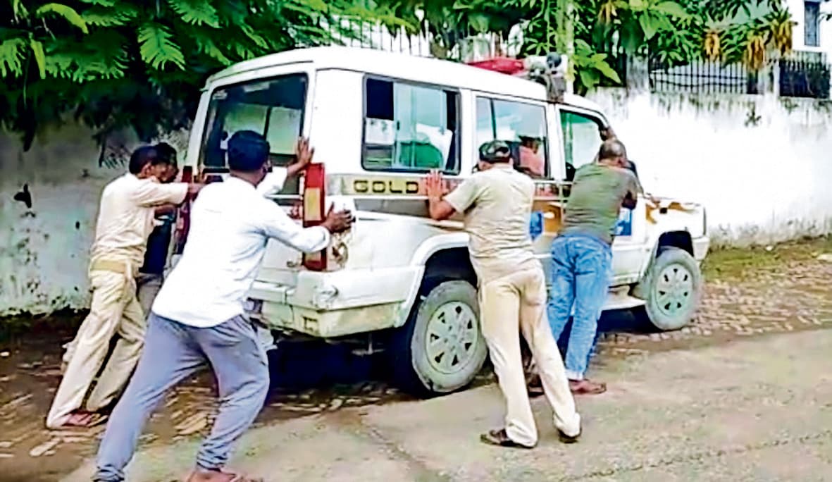 Muzaffarpur में धक्का मार पुलिसिंग… अपराधियों को पकड़ने का दावा करने वाली पुलिस जीप का हाल बदहाल