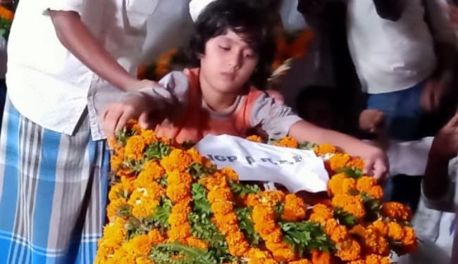 शहीद की बेटी बोली- ”मेरे पापा का चेहरा दिखाओ ना मामू, मैं भी पापा पर फूल चढ़ाऊंगी”, सुपुर्द-ए-खाक हुआ शहीद खुर्शीद