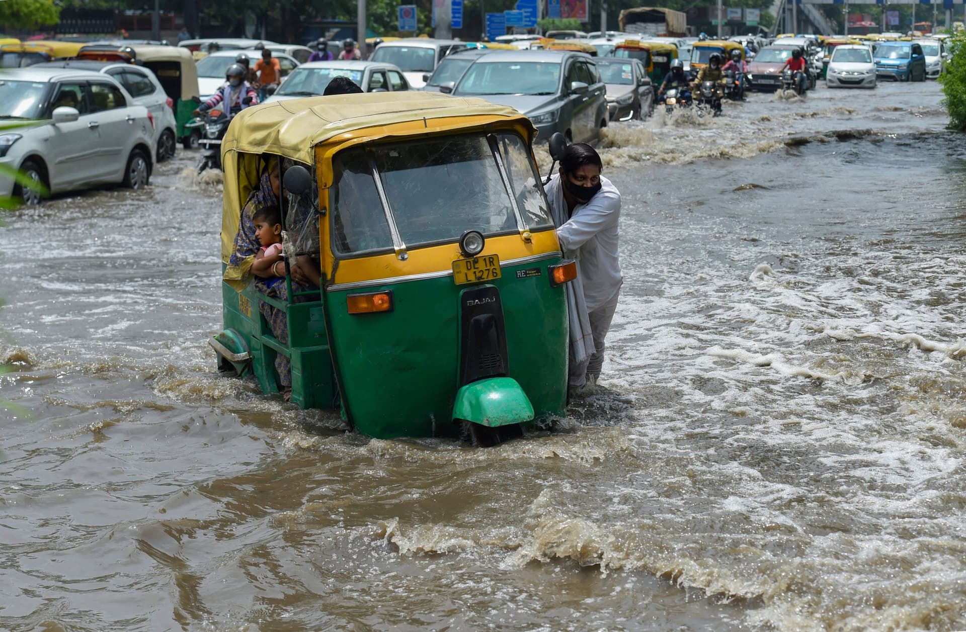IN PICS : कोरोना से बेहाल दिल्ली भारी बारिश से हुआ ‘पानी-पानी’, देखें भयावह तसवीरें
