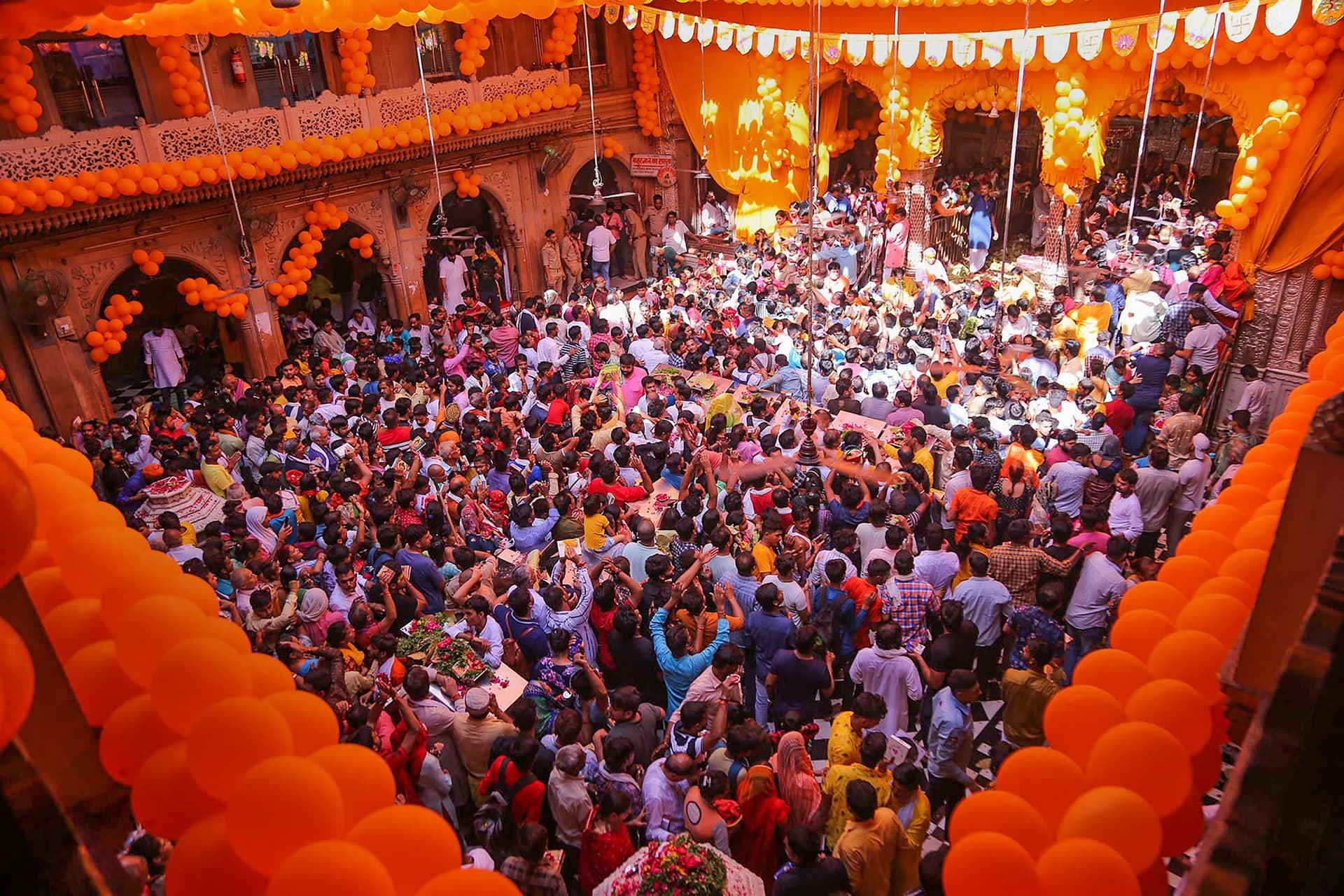 बांके बिहारी मंदिर में जन्माष्टमी की रात दम घुटने से 2 लोगों की मौत पर कमेटी गठित, 15 दिन में रिपोर्ट तलब