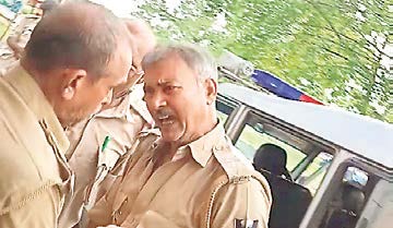 वैशाली में शराब बरामदगी की जांच करने आये दो दारोगा आपस में उलझे, हाथापाई के बाद तानी पिस्टल, वीडियो वायरल