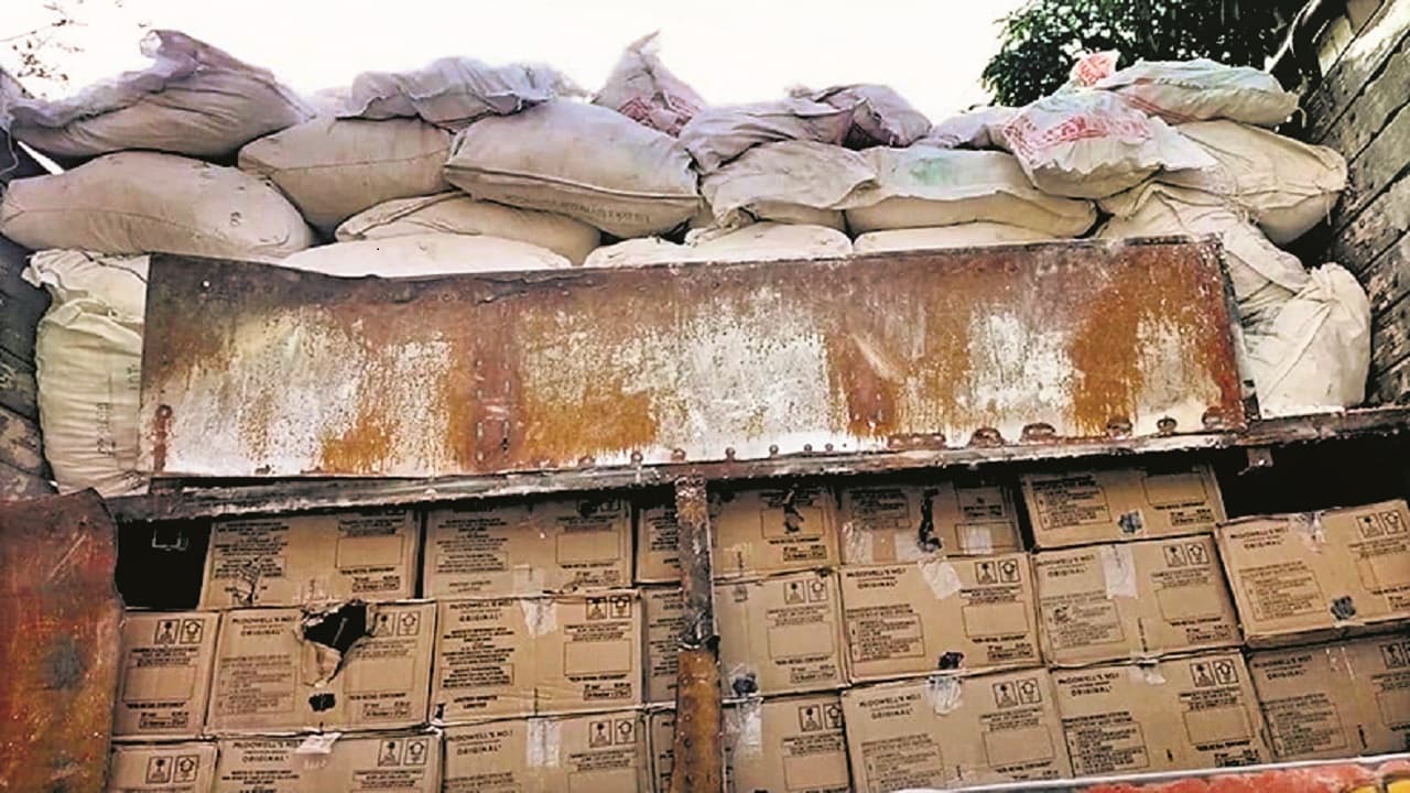 बेगूसराय में शराब से भरा ट्रक लेकर भाग रहे थे तस्कर, पुलिस ने खदेड़ कर पकड़ा, 600 कार्टून शराब जब्त