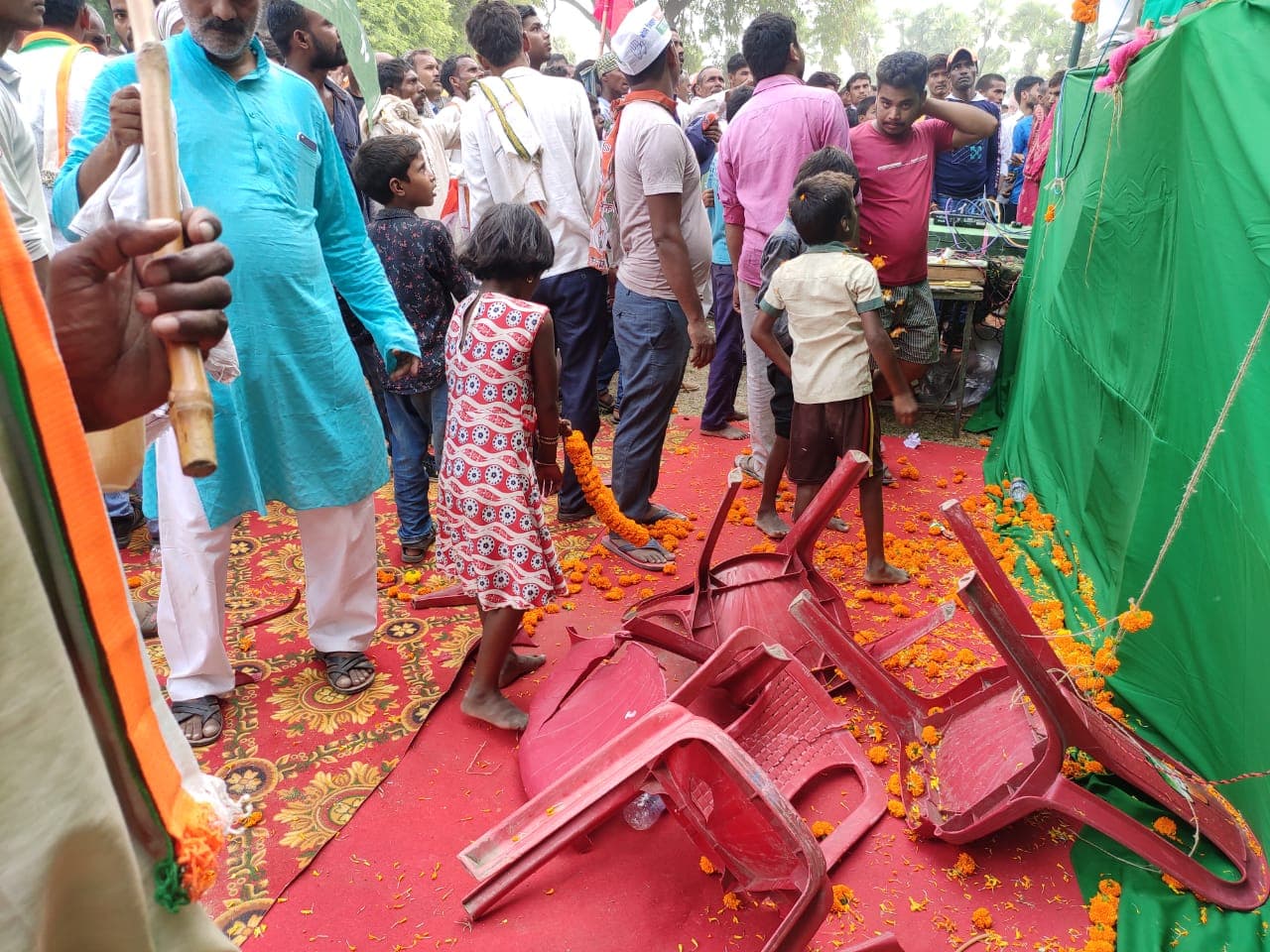 Bihar Election 2020: अव्यवस्था की भेंट चढ़ी तेजस्वी की रैली, बिखरी कुर्सियों के बीच बिना माइक ही लोगों को किया संबोधित