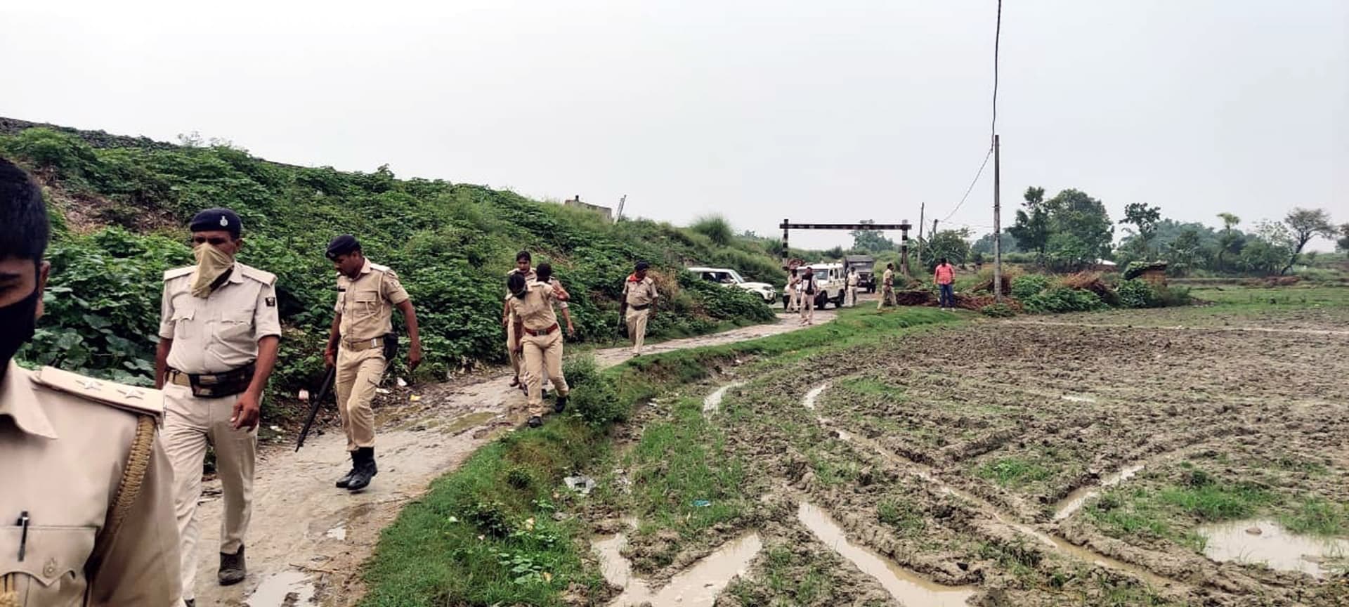 पुलिस को अपहरणकर्ता समझ ग्रामीणों ने खदेड़ा, जीप को पलटा