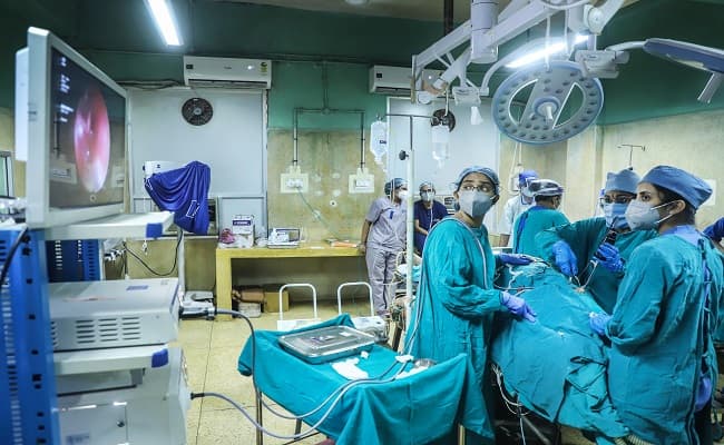 बिहार में सरकार के आदेश पर निजी डॉक्टर कर रहे कोरोना मरीजों का इलाज, लेकिन नहीं मिल रहा सरकारी डॉक्टरों वाला विशेष मुआवजा बिहार में सरकार के आदेश पर निजी डॉक्टर कर रहे कोरोना मरीजों का इलाज, लेकिन नहीं मिल रहा सरकारी डॉक्टरों वाला विशेष मुआवजा