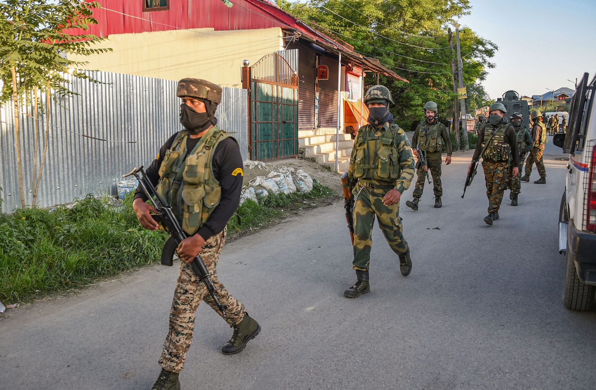 जम्मू-कश्मीर : पुलवामा में CRPF-पुलिस की संयुक्त टीम पर आतंकी हमला, एक जवान शहीद