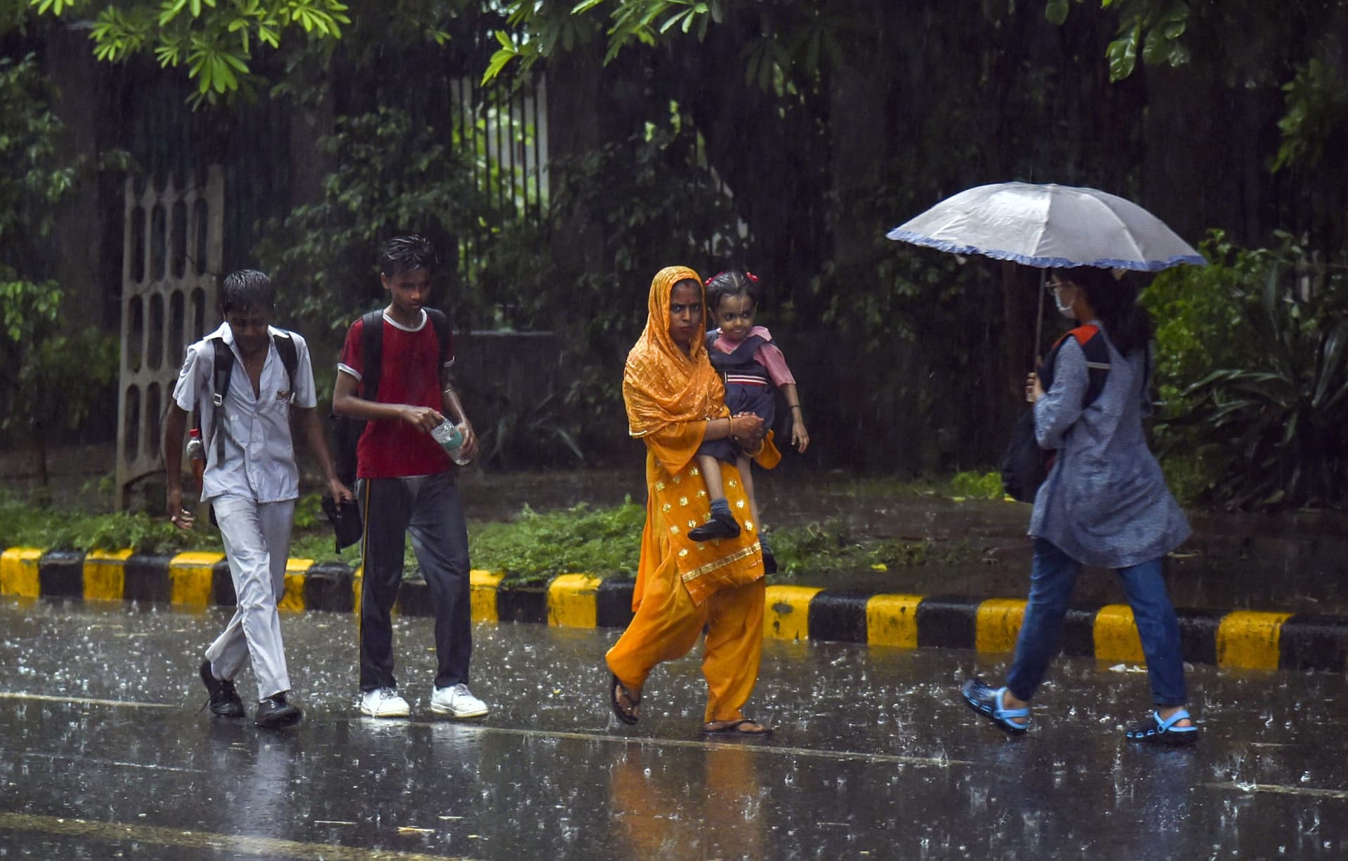 Weather News: दिल्ली में बारिश ने बदला मौसम का मिजाज, जानिए UP-झारखंड समेत अन्य हिस्सों में मौसम का हाल