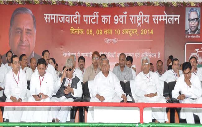 लखनऊ: नेताजी हटा दो भितरघातियों को