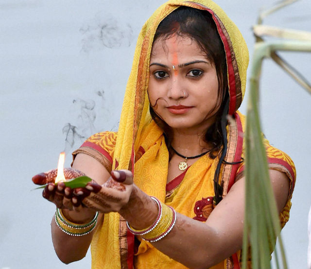 उदयाचलगामी सूर्य को अर्घ्य देने के साथ ही छठ पर्व संपन्न
