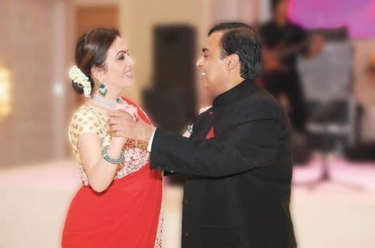 पत्नी नीता अंबानी का जन्मदिन मनाने वाराणसी पहुंचे मुकेश अंबानी
