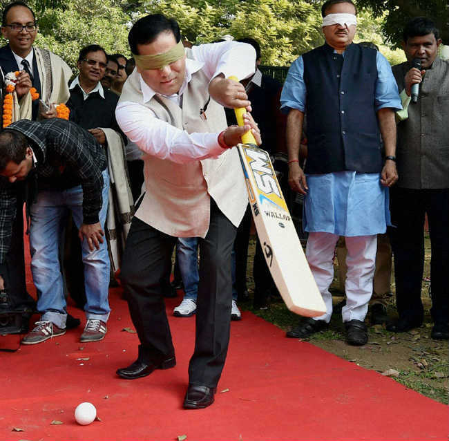 खेल मंत्री सोनोवाल ने ह्यूज की मौत पर शोक व्यक्त किया