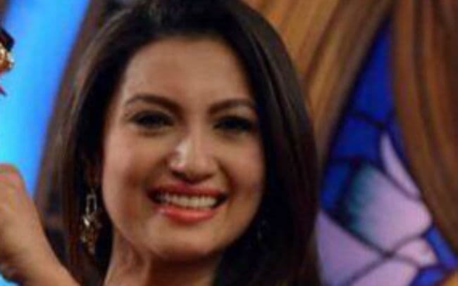 शूटिंग के दौरान युवक ने अभिनेत्री गौहर को मारा चांटा, ''कम कपड़े'' न पहनने की दी चेतावनी