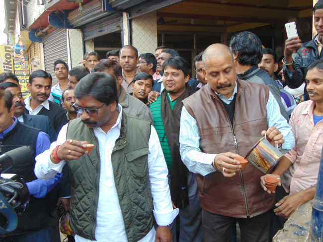 मतदान का अंतिम दौर : चाय की चुस्कियां लेते नजर आये मुख्यमंत्री हेमंत सोरेन