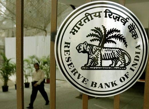 बैंकिंग व्यवस्था से डिगता भरोसा