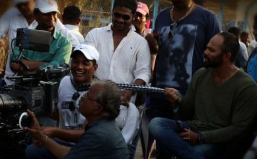 बदल रहा भारत: तीन दिन में फिल्में कमा लेती हैं 100 करोड़