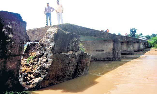 चंदवा में पुल बहा, 25 गांव प्रभावित