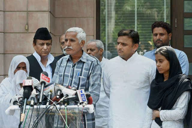 अखलाक हत्याकांड : पीड़ित के परिवार से मिले अखिलेश, 30 लाख मुआवजे की घोषणा