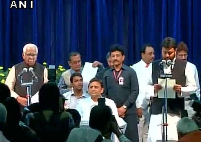अखिलेश मंत्रिमंडल : 12 नये चेहरे सहित 20 मंत्रियों ने ली शपथ