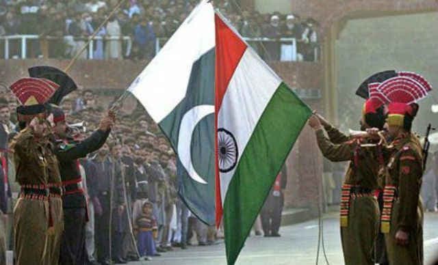 दीवाली के मौके पर सीमा में भारत-पाक सैनिकों के बीच बंटी मिठाईंयां
