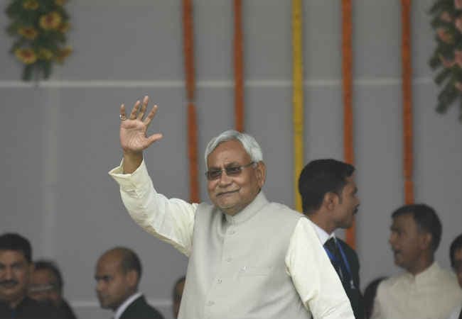 नीतीश के शपथ लेते ही राजनीतिक समीकरण बनाने में जुटे क्षेत्रीय दल