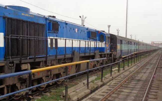 Bareilly News: पांचवीं के छात्र ने मालगाड़ी पर चढ़कर पकड़ी ओएचई लाइन, करंट लगने से झुलसा, हालत गंभीर