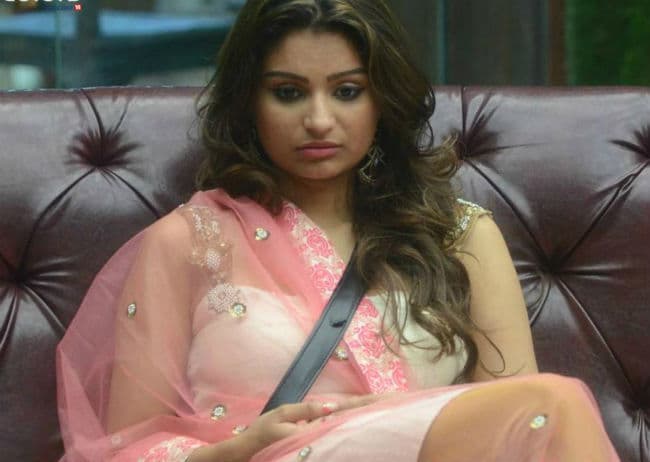 बिग बॉस 8 HALLA BOL : संभावना सेठ ने डिंपी महाजन को दे मारा सैंडल!