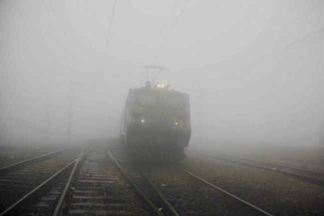 कोहरा बना काल, ट्रेन से कटकर छह लोगों की मौत