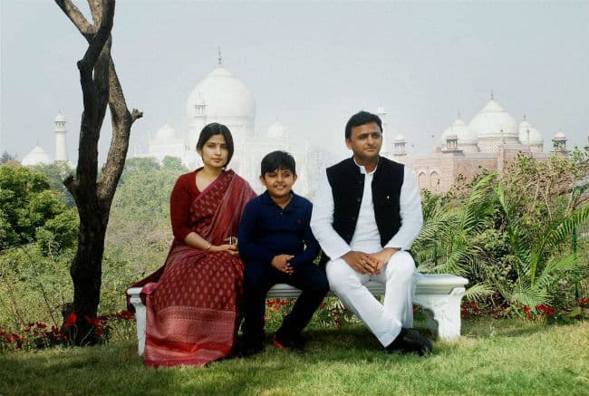 वैलेंटाइन डे पर ताज का दीदार करने पहुंचे सीएम अखिलेश यादव और एमपी डिंपल यादव