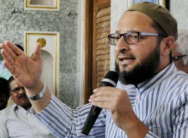 ओवैसी की गांधीगीरी, नोटिस लेकर पहुंची पुलिस को दिया फूल