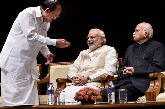 हंगामे के बीच भूमि अधिग्रहण बिल लोकसभा में पेश, नायडू बोले बहुमत को अल्मत नहीं झुका सकता