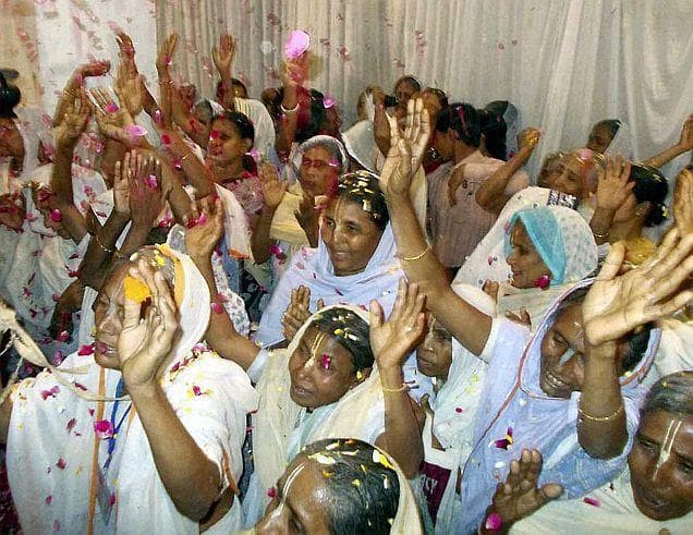 वृन्दावन में होली के रंगों से सराबोर विधवाओं ने तोडी वर्जनाएं