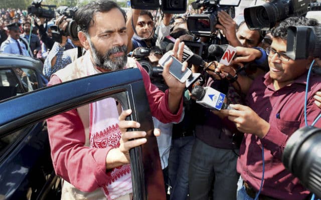 “आप” नेता योगेंद्र यादव और प्रशांत भूषण की पीएसी से छुट्टी