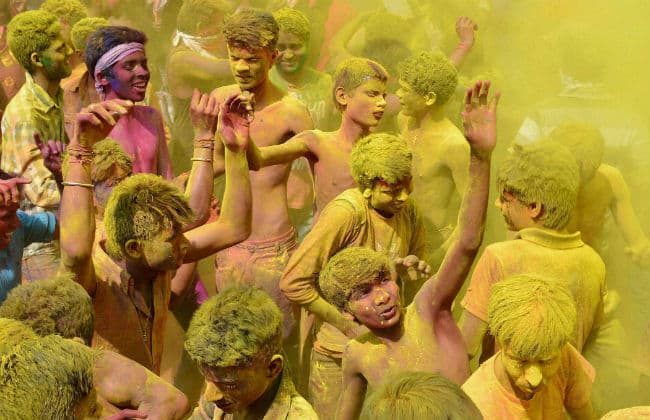 होली में पाकिस्तान में दिखा हिंदू-मुस्लिम प्रेम, छात्रों ने हिन्दुओं के लिए मानव ढाल बनाया
