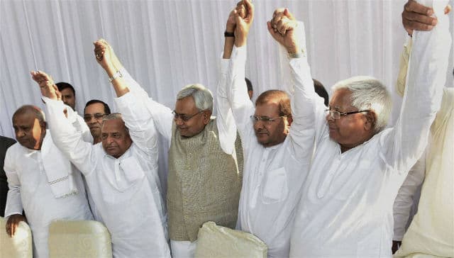 भाजपा से मुकाबले के लिए एक हुए जनता परिवार के छह दल, मुलायम बने मुखिया