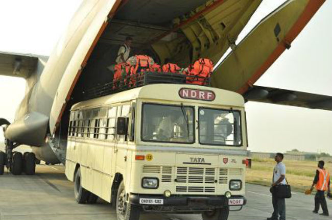”महा-भूकंप” : नेपाल में मरने वालों की संख्या 1500 के पार, दलबीर सिंह सुहाग नेपाल सेना प्रमुख के साथ लगातार संपर्क में हैं