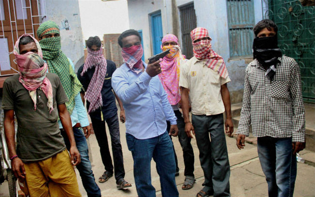 निकाय चुनाव : भारी हिंसा व झड़पें, तृणमूल समर्थक की गोली मार कर हत्या