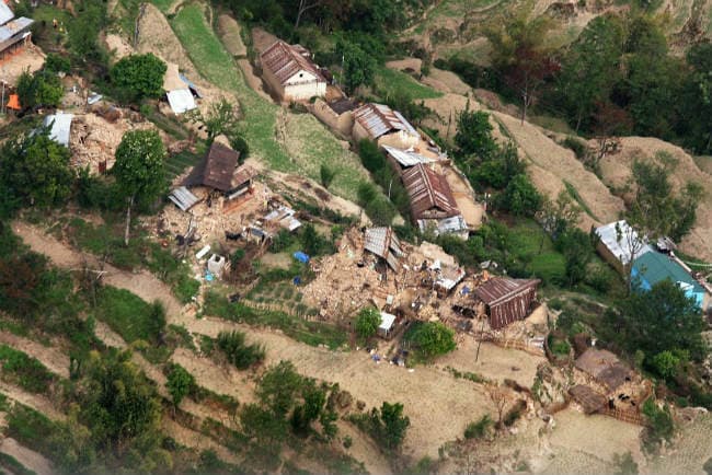 नेपाल भूकंप: मरने वालों की संख्या 5000 के पार, 84 घंटे बाद युवक को मलबे से जिंदा निकाला गया