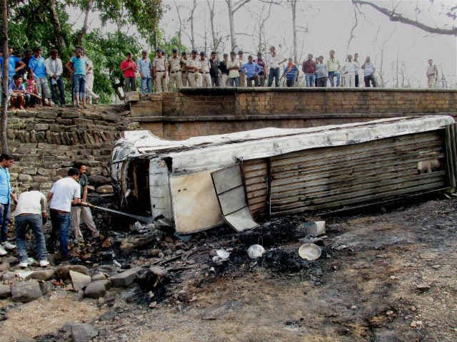 पुल से गिरकर बस में लगी आग, 35 झुलसे, पीएम मोदी ने जताया दुःख