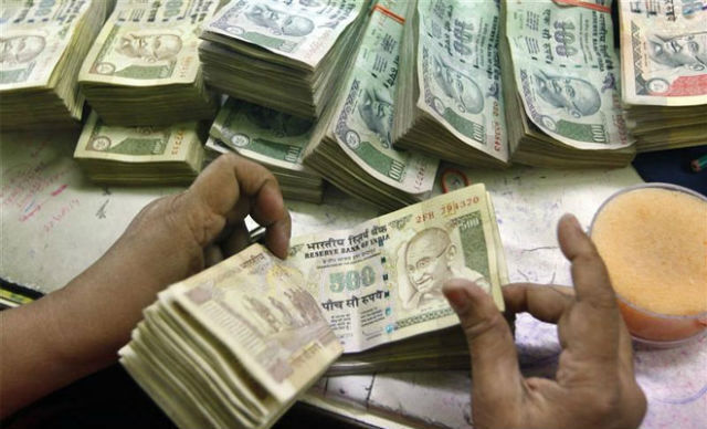 रुपये में भारी गिरावट, डॉलर के मुकाबले रुपया पहुंचा 20 माह के निचले स्तर पर