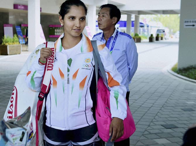 फ्रेंच ओपन : लिएंडर पेस मिश्रित युग के दूसरे दौर में, सानिया मिर्जा बाहर हुईं