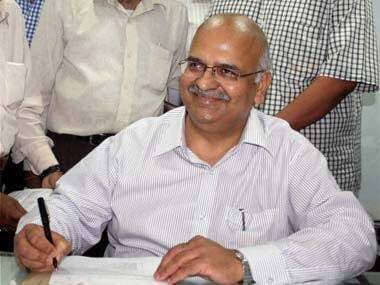 वृंदावन के विश्वप्रसिद्ध बांके बिहारी मंदिर में यूपी के मुख्य सचिव आलोक रंजन ने प्रसाद खाया-हाथ धोया, विवाद