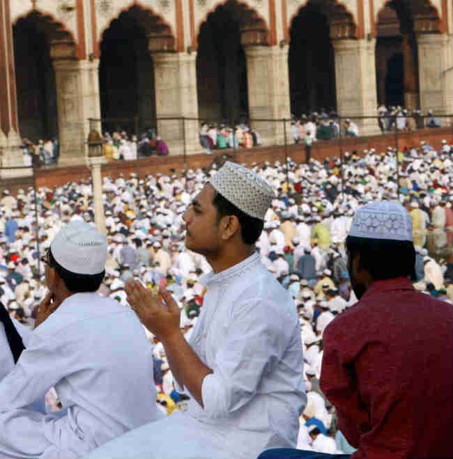 पूरे देश में ईद और रथ यात्रा की धूम,ईदगाहों में उमड़ी भीड़