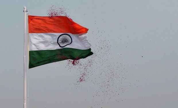 स्वतंत्रता दिवस पर कई जगह किया गया तिरंगे का अपमान