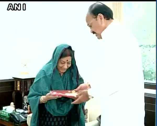 सुषमा स्‍वराज ने वेकैंया नायडू को बांधी राखी