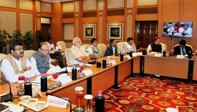 प्रधानमंत्री ने की उद्योगपतियों से अपील, चीन के आर्थिक संकट का उठायें लाभ